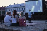 Pierwsze w tym roku kino plenerowe w Olkuszu. Mieszkańcy obejrzeli kultową polską komedię. Zobaczcie zdjęcia 