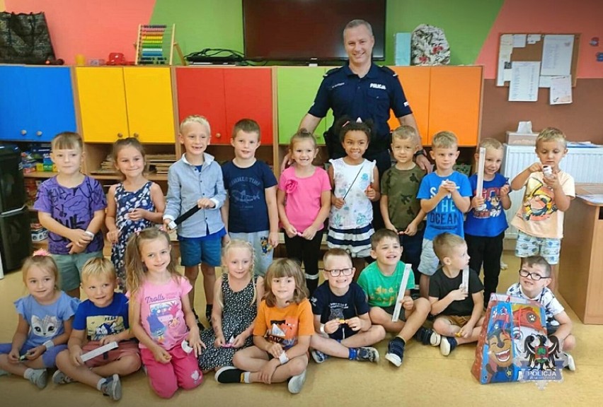 Głuszycki policjant odwiedza dzieci w placówkach oświatowych...