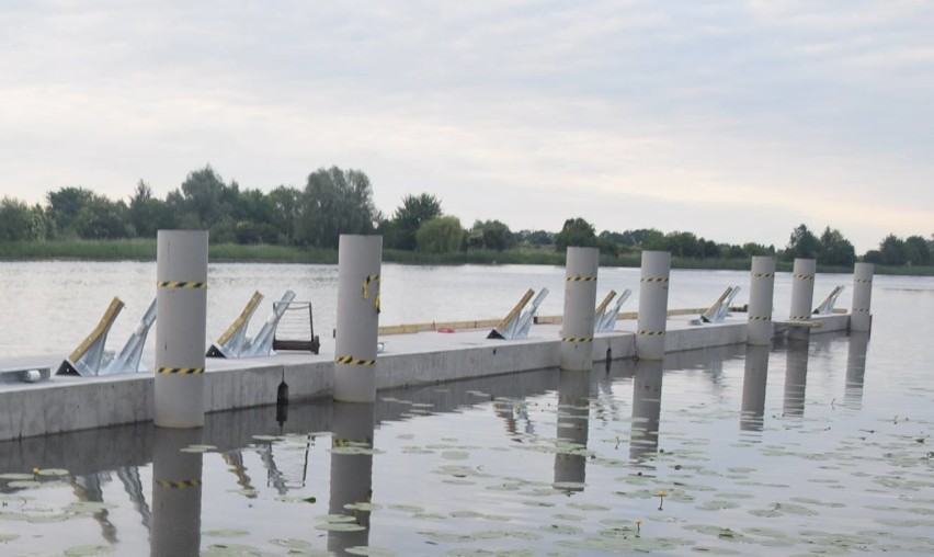 Malbork. Przystań żeglarska w trakcie rozbudowy [ZDJĘCIA]. Dopłynęły pomosty cumownicze 