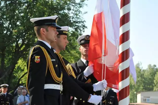 24 czerwca 2016 r. - Morska Jednostka Rakietowa w Siemirowicach

Na podstawie decyzji ministra obrony narodowej marynarze otrzymali odznakę rozpoznawczą oraz proporczyk na beret - taki był finał uroczystości związanych z przejęciem tradycji artylerzystów, obrońców Helu a także przyznaniem imienia ich dowódcy - komandora Zbigniewa Przybyszewskiego (m.in. kierował obroną Helu).