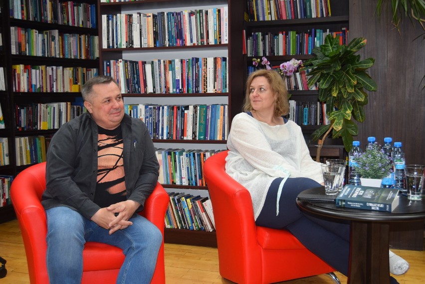 Magdalena Witkiewicz i Stefan Darda spotkali się z czytelnikami w kościerskiej bibliotece [ZDJĘCIA, WIDEO]