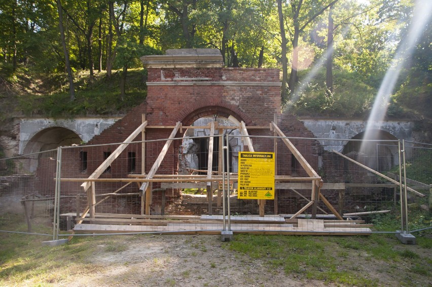 Rozpoczął się kolejny etap prac remontowych bramy fortu...
