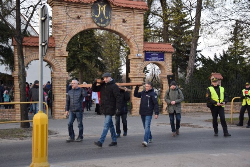 Droga Krzyżowa ulicami Pruszcza Gdańskiego. Wierni przeszli z kościoła MBNP do Podwyższenia Krzyża Świętego [ZDJĘCIA, WIDEO]