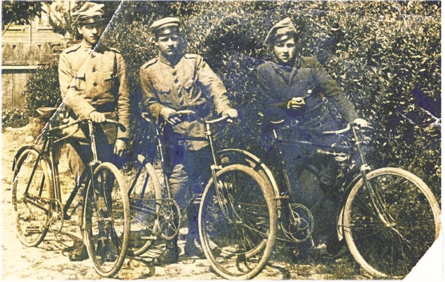 Powrót z konspiracyjnego zebrania, prawdopodobnie 1918 rok. Pierwszy z prawej Witold Warchlewski