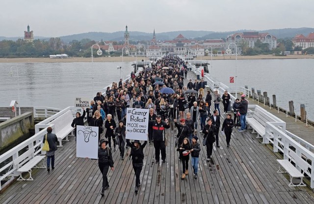 Na placu Przyjaciół Sopotu, na Monciaku i Molo kobiety ponownie zaprotestowały przeciwko zaostrzeniu ustawy aborcyjnej.