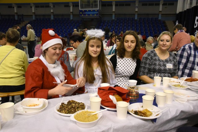 Miejska wigilia odbyła się w czwartkowe popołudnie w hali sportowo-widowiskowej na os. Kasztelańskim. Na mieszkańców czekały tam suto zastawione stoły w wigilijnymi przysmakami - m.in. z pierogami, śledziami, karpiem, krokietami, zupą grzybową i barszczem, przygotowanymi przez pracowników restauracji „Tequila”. Oraz pyszny piernik z piekarni Piotra Rojka.