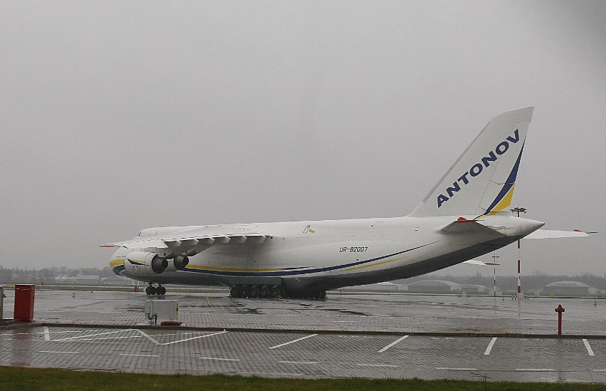 Załadunek śmigłowców do samolot An-124 Rusłan w Łodzi.