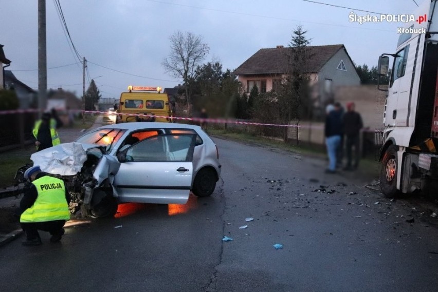 Krzepice: Czołowe zderzenie z ciężarówką [ZDJĘCIA] Kobieta, która jechała vw, trafiła do szpitala