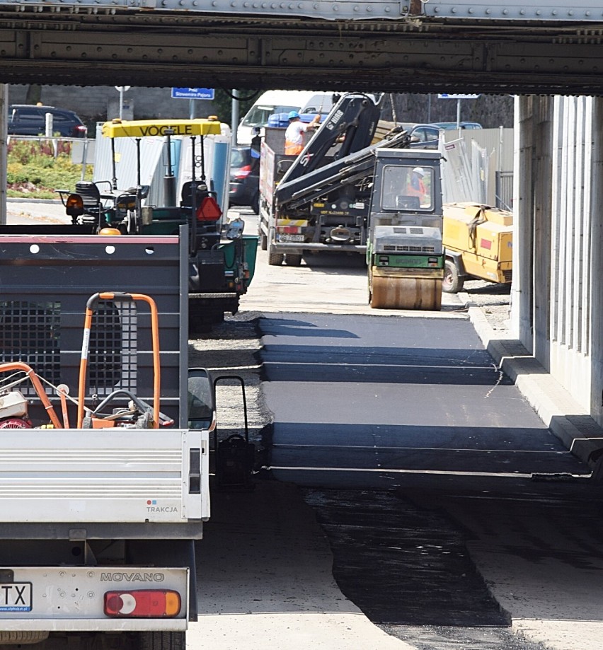 Zbliża się otwarcie drogi pod wiaduktem w centrum Stargardu. Już robią nawierzchnię