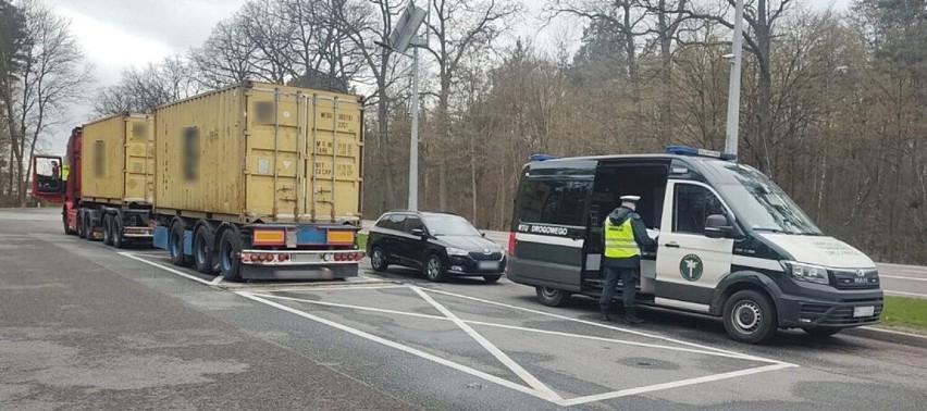 Powiat bialski. Ciągnik i dwie naczepy. Kierowcę przeciążonego zestawu czeka gigantyczna kara