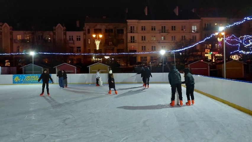 Miejskie Lodowisko w Ostrowcu Świętokrzyskim pełne łyżwiarzy w piątek, 5 stycznia. 