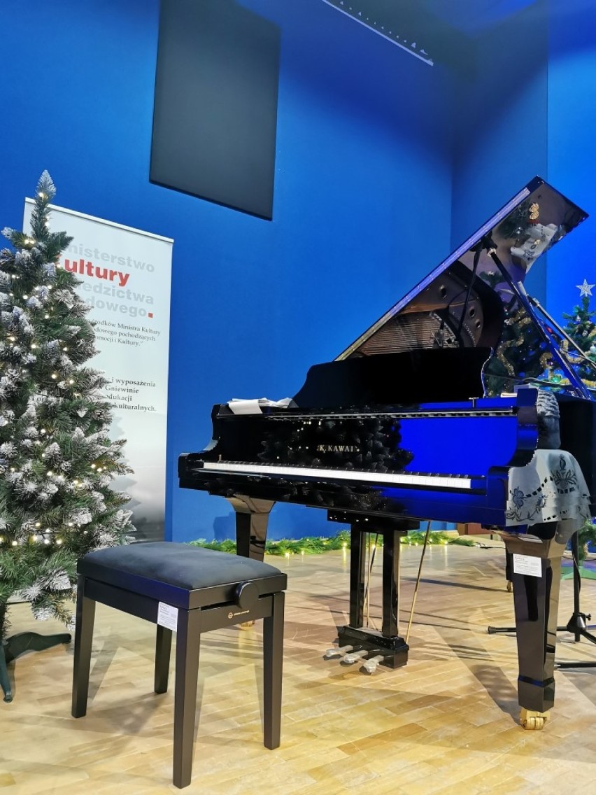 Nowy fortepian w Centrum Kultury w Gniewinie i świąteczny koncert zarejestrowany online