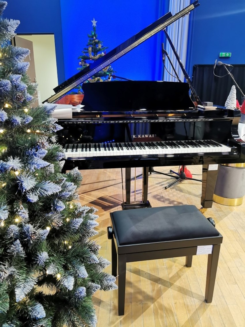 Nowy fortepian w Centrum Kultury w Gniewinie i świąteczny koncert zarejestrowany online