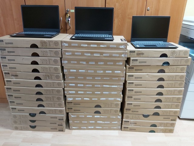 Gmina Radomin zakupiła 38 komputerów, by ułatwić zdalną edukację uczniom
