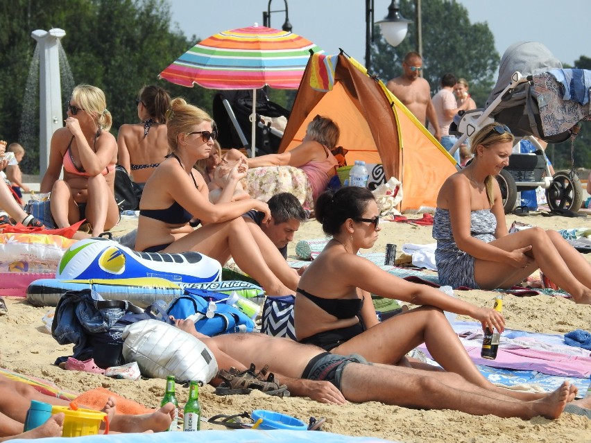 Żar nie lał się z nieba, ale w Korycinie plaża była pełna ludzi (zdjęcia)   