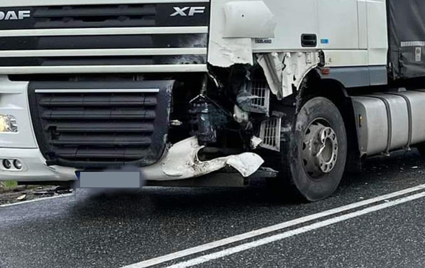 Wypadek. Zderzenie osobówki z ciężarówką na krajówce pod Limanową