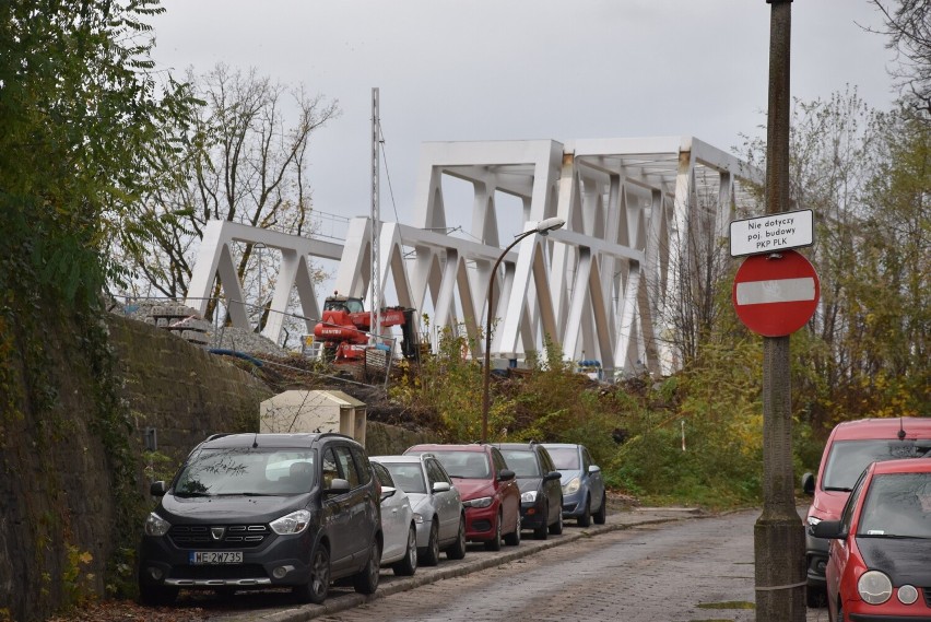 Nowy most przez Odrę w Opolu połączył już oba brzegi.
