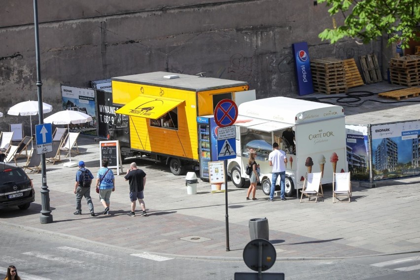 Kraków. Food trucki zaparkowały pod samym Wawelem. Przejmują wolny plac