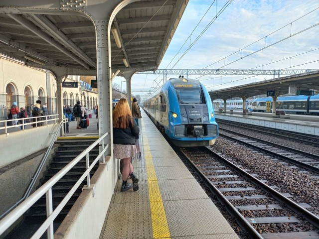 Na stacjach i przystankach od Żor przez Rybnik do Nędzy podróżni zyskają lepszą informację o kursowaniu pociągów.