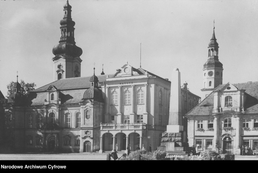 Pszczyna 100 lat temu. Rozpoznasz to miasto? Te ZDJĘCIA są unikalne! Zobacz rynek, park, pałac... 