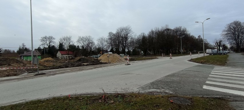 Trwa budowa ronda przy ulicy Przypkowskiego w Jędrzejowie. Zobacz zdjęcia z placu budowy