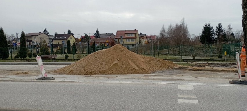 Trwa budowa ronda przy ulicy Przypkowskiego w Jędrzejowie. Zobacz zdjęcia z placu budowy