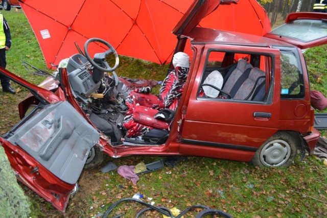 Do tragicznego wypadku doszło 1 listopada na drodze K-11 pomiędzy miejscowościami Podgaje - Okonek w powiecie złotowskim.

Policjanci Wydziału Ruchu Drogowego z KPP z Złotowie ustalili na miejscu, że 79-letni mieszkaniec Włocławka, kierujący pojazdem osobowym daewoo tico, jadąc drogą K-11 w stronę miejscowości Okonek na łuku drogi w lewo, przejechał przez prawe pobocze drogi, przydrożny rów a następnie uderzył w drzewo. 

W wyniku wypadku drogowego pasażerka 79-letnia żona kierowcy poniosła śmierć na miejscu. Kierujący 79-latek z obrażeniami ciała został przewieziony do Szpitala Powiatowego w Złotowie.

Jak udało nam się dowiedzieć. Dzisiejszej nocy 79-letni kierowca zmarł.

Dodajmy, iż na miejscu zdarzenia drogowego wykonano oględziny z udziałem technika kryminalistyki, Naczelnika Wydziału Ruchu Drogowego Komendy Powiatowej Policji w Złotowie i Prokuratora Prokuratury Rejonowej w Złotowie.


INFO Z POLSKI 9.11.2017 - przegląd najciekawszych informacji ostatnich dni w kraju

