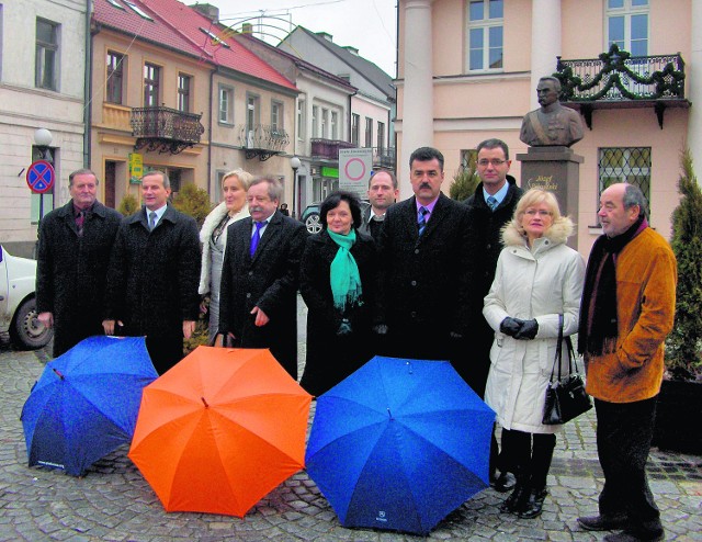 Radni PO zaprezentowali się pod konińskim ratuszem