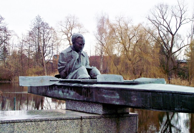 Pomnik Karola Wojtyły - Jana Pawła II, nad wodami rzeki Obry. 
Fot. Dorota Michalczak