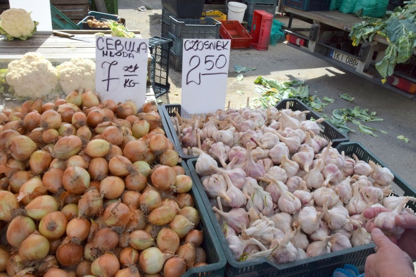 Takie są ceny owoców i warzyw na kieleckich bazarach w piątek 7 lipca. Ile kosztowały jabłka, maliny, czereśnie, ziemniaki i inne? Sprawdź