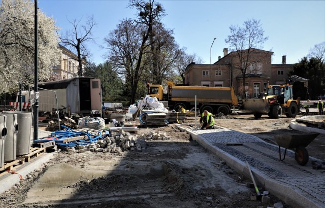Postęp prac przy budowie ronda w Brzegu.