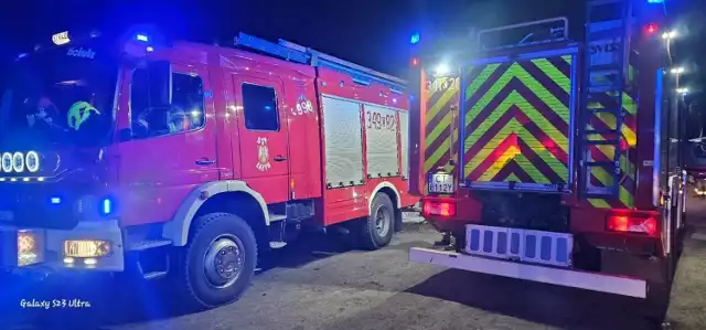 W nocy z soboty na niedzielę strażacy z Państwowej Straży Pożarnej w Toruniu, oraz Ochotniczej Straży Pożarnej w Łążynie i OSP w Toporzysku zostali wezwani do Rozgart, gdzie zapalił się dach budynku mieszkalno-gospodarczego.