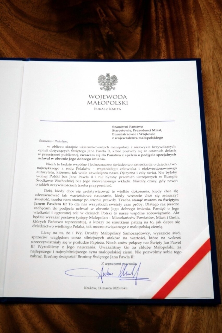 Wojewoda Małopolski zaapelował do samorządów o obronę dobrego imienia św. Jana Pawła II