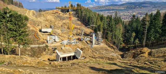 W Beskidach, na budowie drogi ekspresowej S1 powstają cztery tunele pod Baranią Górą. Właśnie rozpoczęto drążenie ostatniego z nich.

Zobacz kolejne zdjęcia. Przesuwaj zdjęcia w prawo - naciśnij strzałkę lub przycisk NASTĘPNE