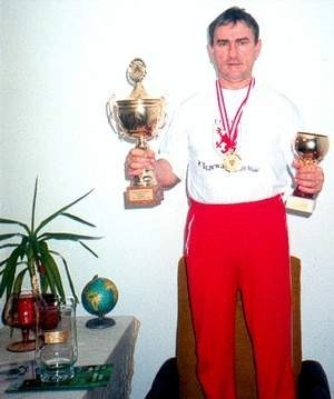 Józef Bejgrowicz z trofeami zdobytymi w Wiedniu.