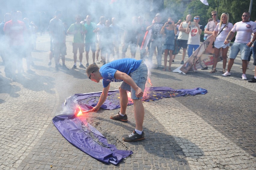 Manifestacja w Poznaniu: Polska Liga Obrony nie chce uchodźców. Była też kontrpikieta