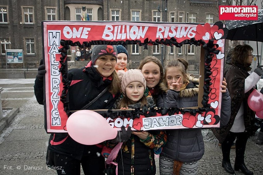 Wałbrzych: One Billion Rising. Tańczyli, by pomóc ofiarom przemocy [ZDJĘCIA]