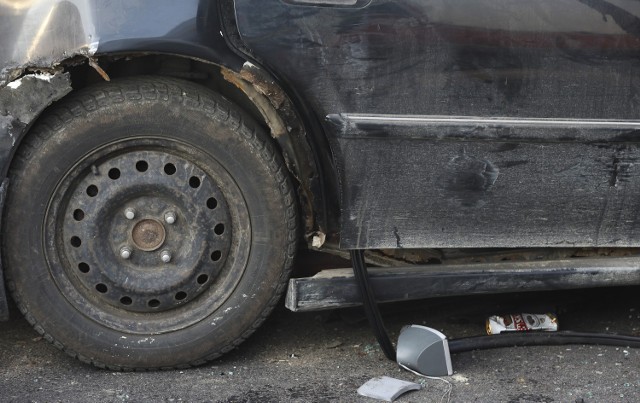 Wypadek na A1 w Sierosławiu. Honda, którą podróżowało 6 osób, jechała pod prąd na A1. W czołowym zderzeniu zginęły trzy osoby, trzy walczą o życie. Przy jednej z ofiar policja znalazła marihuanę.