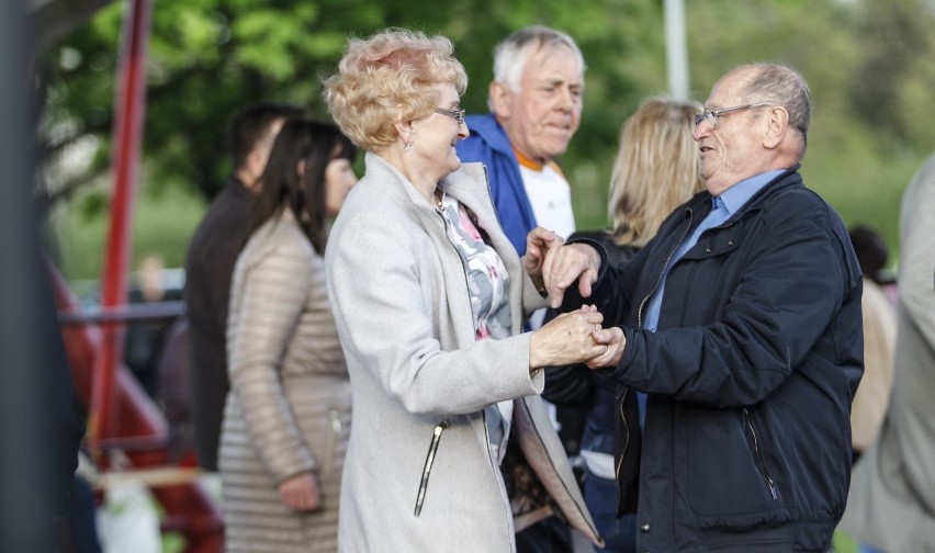 Miejska potańcówka dla seniorów na rzeszowskich bulwarach [ZDJĘCIA]