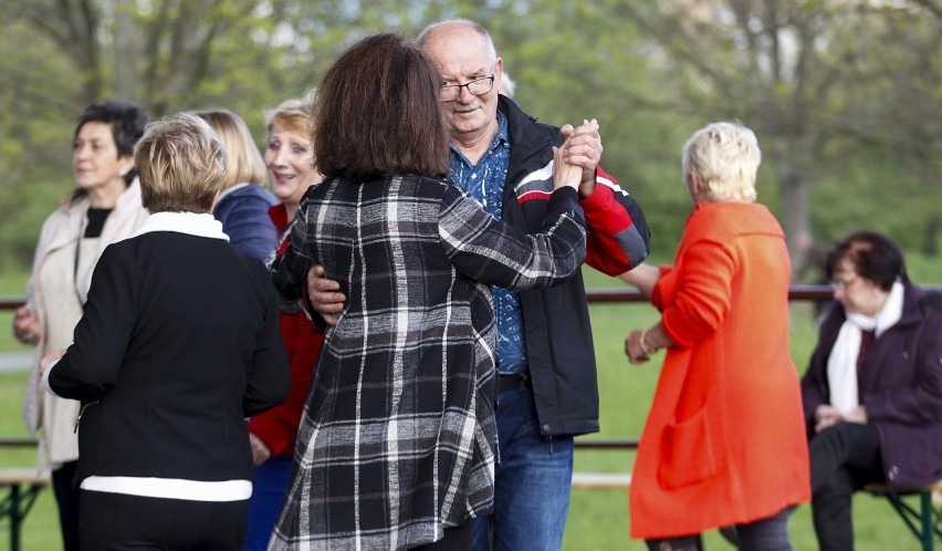 Miejska potańcówka dla seniorów na rzeszowskich bulwarach [ZDJĘCIA]