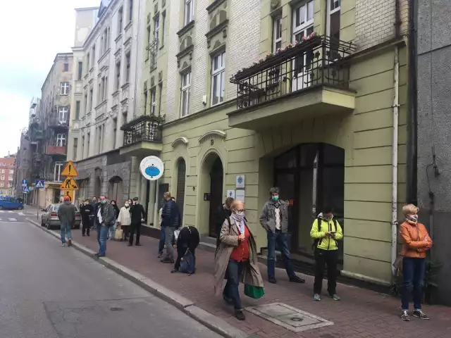 Długa kolejka pod Urzędem Skarbowym w Katowicach. Petenci zniecierpliwieni