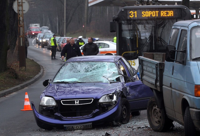 Gdynia. Flesz z przeszłości. 4.12.2009. Autobus wypadł z alei Zwycięstwa. Potężne korki w Orłowie