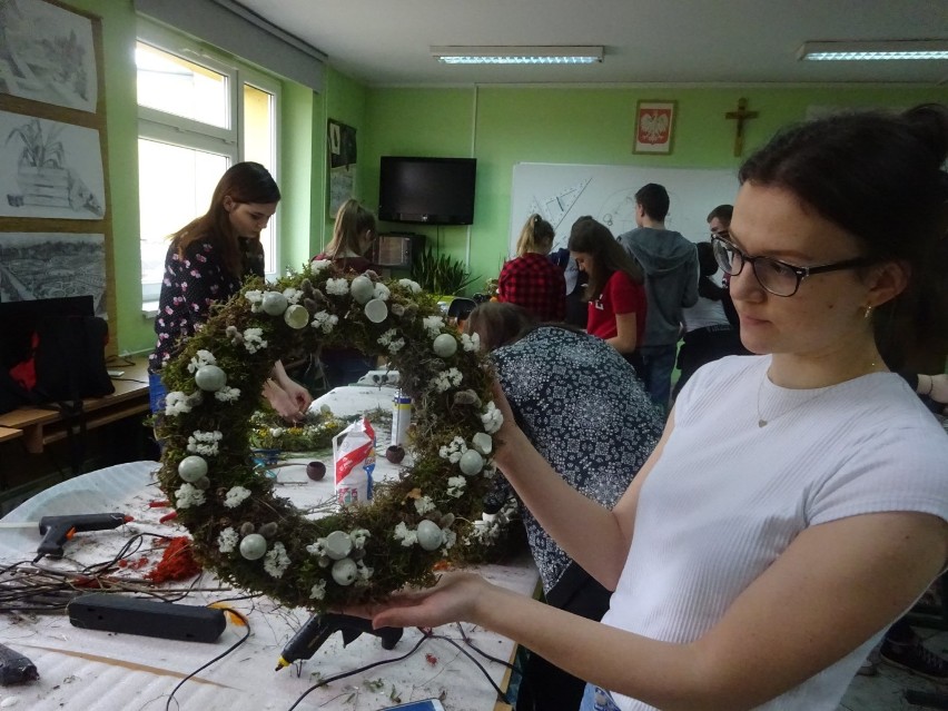 Na warsztatach florystycznych w Zespole Szkół nr 1 w Wieluniu powstały piękne wiosenno-świąteczne stroiki[ZDJĘCIA]