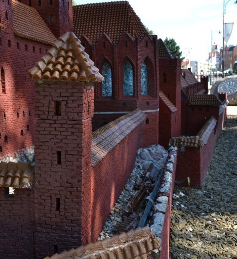 Mieszkańcy informują. Zniszczona miniatura malborskiego zamku przy ul. Piłsudskiego
