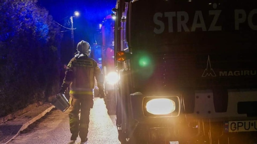 Niebezpieczny wypadek w Żelistrzewie (pow. pucki). Samochód rozbił się na drzewie. Jedna osoba jest ranna. ZDJĘCIA