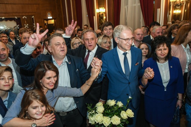 W ostatnich wyborach ponownie wybranych zostało sześciu posłów z okręgu bydgoskiego, jeden stracił mandat, a jeden przegrał wybory przed czterema laty, teraz zaś dostał się do Sejmu. Na kolejnych stronach dane o różnicy głosów.


(jary)