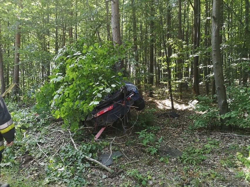 Wypadek w lesie koło Olkusza. Auto roztrzaskało się na drzewie