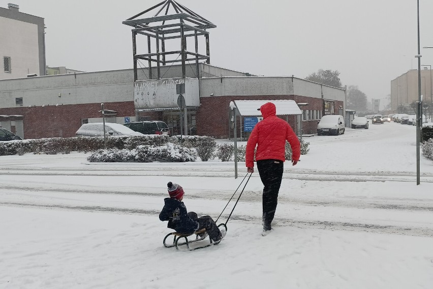 Czy grozi nam pierwszy w tym roku paraliż komunikacyjny na drogach powiatu złotowskiego? Śnieg przykrył chodniki i jezdnie w mieście