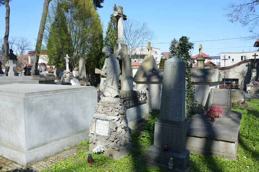 Informację na temat pochowanych na tarnowskich cmentarza znajdziesz w internecie