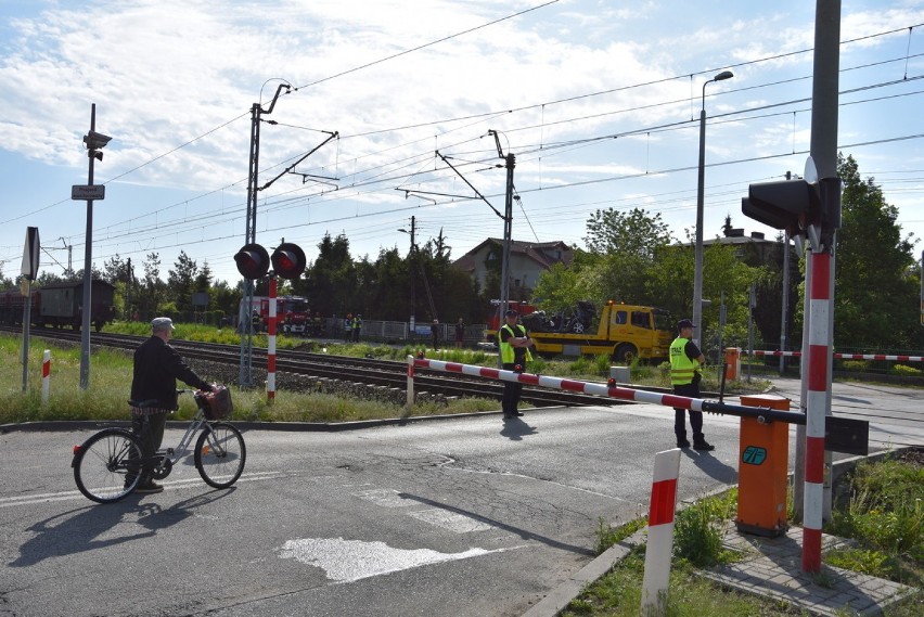 Śmiertelny wypadek na przejeździe kolejowym w Blachowni. Sprawca nie żyje, więc prokuratura umorzyła śledztwo [ZDJĘCIA]